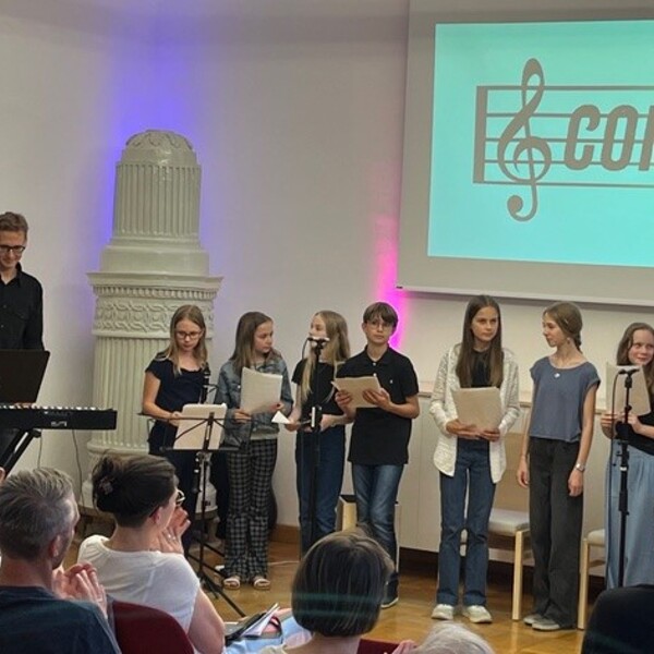 Jugendliche führen neue geistliche Lieder auf