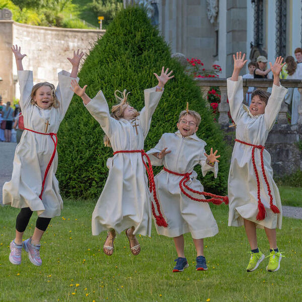 Rund 1.000 Ministrant*innen aus ?ber 90 Pfarrgemeinden Ober?sterreichs kamen am Samstag, 14. Juni, in das Stift St. Florian, wo der gro?e Ministrant*innen-Tag der Di?zese Linz stattfand. Veranstaltet vom Team Kinder | Katholische Jungschar, verwandel