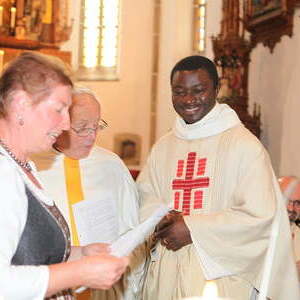 Pfarrer Hansjörg Wimmer, Kaplan Samuel Ogwudile, Frau Klara